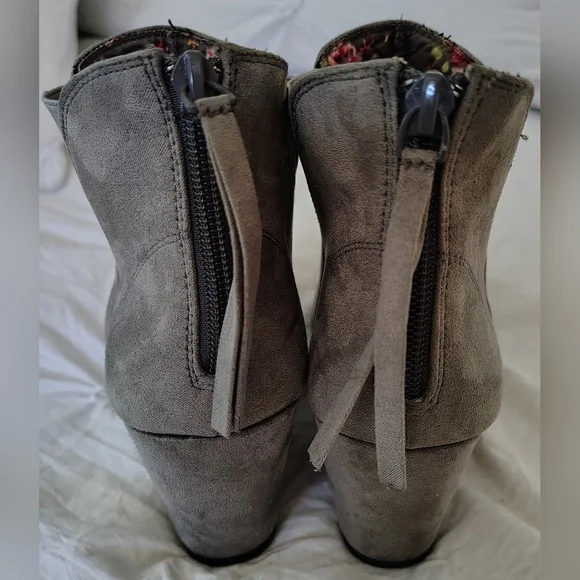 Maurices Gray Suede Wedge Ankle Boots Sz 10 - Picture 4 of 6